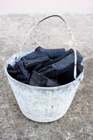 Téléchargez les photos : Pièces de charbon dans le seau - en image libre de droit