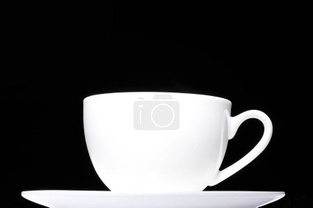 Téléchargez les photos : Tasse blanche de café sur fond noir - en image libre de droit