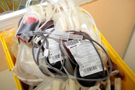 Téléchargez les photos : Beograd-MAy 25 : Sang humain stocké. Des donneurs de sang pour une transfusion le 25 mai 2014 à l'hôpital Zemun en Serbie - en image libre de droit