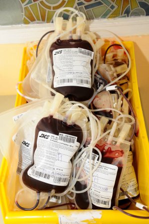Téléchargez les photos : Beograd-MAy 25 : Sang humain stocké. Des donneurs de sang pour une transfusion le 25 mai 2014 à l'hôpital Zemun en Serbie - en image libre de droit