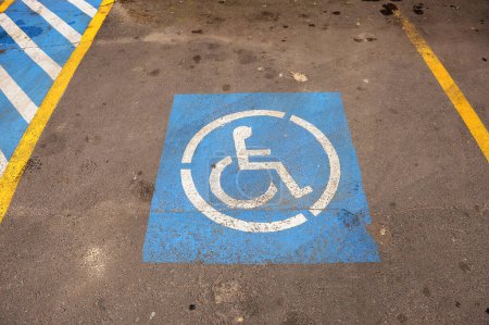 Téléchargez les photos : Bleu peint espace de stationnement réservé aux handicapés - en image libre de droit