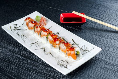 Téléchargez les photos : Rouleau de sushi au saumon et tempura de crevettes - en image libre de droit