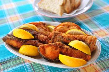 Téléchargez les photos : Carpe de poisson frite sur assiette - en image libre de droit