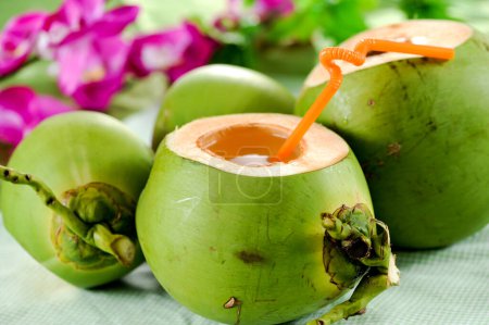 Foto de Freshly cut green tropical coconut fruit ready to drink. - Imagen libre de derechos