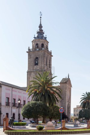 Foto de Vista de la plaza del pan, con la torre de la iglesia colegiata en el fondo, Talavera de la Reina; Toledo, España - Imagen libre de derechos
