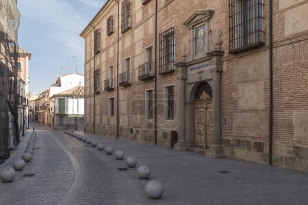 Foto de Vista parcial de la fachada del antiguo hogar de ancianos San Prudencio en Talavera de la Reina, centro histórico, Toledo, España - Imagen libre de derechos