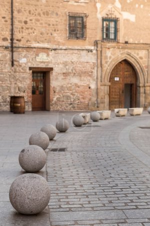 Foto de Vista de una calle con pilonas en el centro histórico de Talavera de la Reina, Toledo, España - Imagen libre de derechos