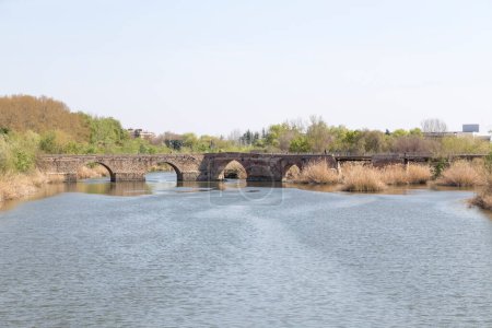 Foto de Vista del conocido como puente viejo en Talavera de la Reina, puente sobre el río Tajo, Toledo, España - Imagen libre de derechos