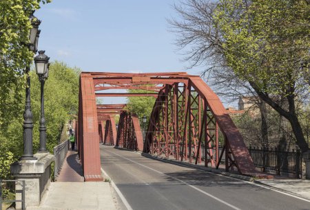 Foto de Puente de hierro en Talavera de la Reina, Toledo, España, puente sobre el río Tajo - Imagen libre de derechos