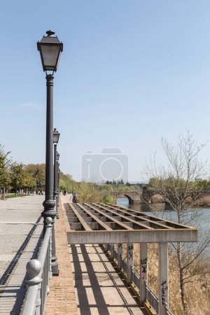 Foto de Parque a orillas del río Tajo al pasar por Talavera de la Reina, farolas y estructura - Imagen libre de derechos