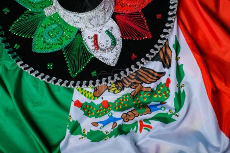 Téléchargez les photos : Chapeau de mariachi tricolore sur le drapeau mexicain. Contexte mexicain. - en image libre de droit