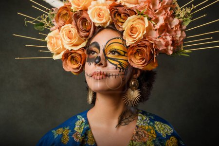 Foto de Retrato de una mujer con maquillaje de cráneo de azúcar. El día de los muertos y el personaje de halloween con el fondo oscuro. - Imagen libre de derechos