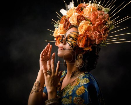 Téléchargez les photos : Portrait d'une femme avec du maquillage de crâne de sucre. Jour des morts et caractère halloween avec fond sombre. - en image libre de droit