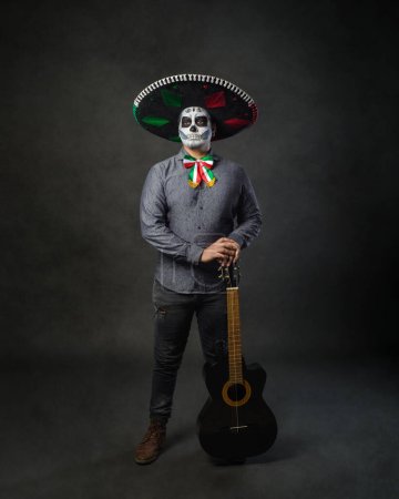 Retrato de catrina con sombrero de mariachi y guitarra. El día de los muertos. Carácter típico mexicano.