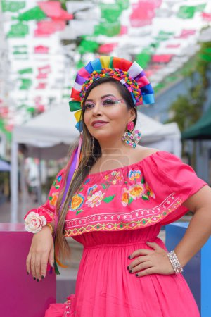 Foto de Retrato callejero de mujer mexicana con vestido tradicional con bordado multicolor. Mujer hispana celebrando el día de la independencia. - Imagen libre de derechos