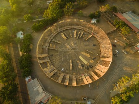 Luftaufnahme der Stierkampfarena La Petatera in der Stadt Villa de Alvarez, Colima. Das größte Handwerk der Welt.