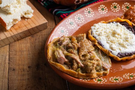 Sopes von chicharron in grüner Sauce und roter Sauce. Mexikanische Lebensmittel.