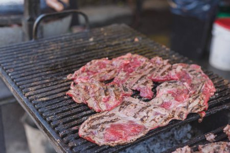 Grillfleisch auf einem rustikalen Grill in Mexiko. Straßenstand mit Grillfleisch.