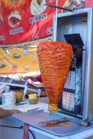 Fleisch trompo für tacos al pastor. Mexikanisches Streetfood. Mariniertes Fleisch als Pastor.