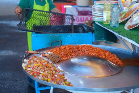 Puesto de comida callejera en un mercado mexicano. Tacos de carne marinada.