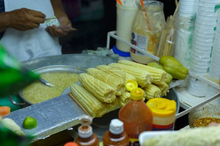 Puesto de maíz hervido, comida típica mexicana callejera. Puesto de comida.