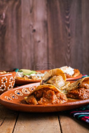 Gorditas de chicharron en sauce verte et sauce rouge. Nourriture mexicaine.