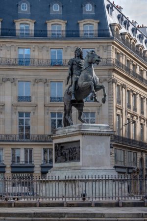 Foto de Estatua ecuestre del rey Luis XIV de Francia vestida como un emperador romano y montada en un caballo saliente, inaugurada en 1822 Place des Victoires en París, Francia - Imagen libre de derechos