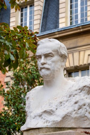 Foto de París, Francia - 30 de octubre de 2022: Estatua de Louis Pasteur frente al histórico edificio del Institut Pasteur. Louis Pasteur es un científico francés que descubrió la vacuna contra la rabia - Imagen libre de derechos