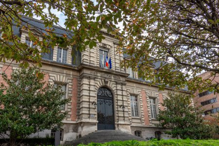 Foto de París, Francia - 30 de octubre de 2022: Fachada del edificio histórico del Institut Pasteur, una fundación privada francesa dedicada al estudio de la biología, microorganismos, enfermedades y vacunas - Imagen libre de derechos