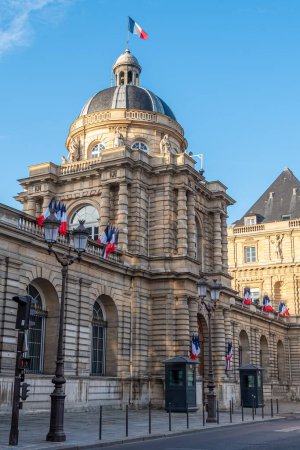 Foto de París, Francia - 13 de noviembre de 2022: Vista exterior del Palacio de Luxemburgo con su famosa cúpula, el edificio que alberga el Senado francés, la Cámara Alta del Parlamento francés - Imagen libre de derechos