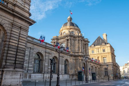 Foto de París, Francia - 13 de noviembre de 2022: Vista exterior del Palacio de Luxemburgo con su famosa cúpula, el edificio que alberga el Senado francés, la Cámara Alta del Parlamento francés - Imagen libre de derechos