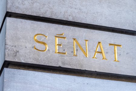 Foto de París, Francia - 13 de noviembre de 2022: Signo de oro grabado en la entrada del Senado francés (Senat), la cámara alta del parlamento francés ubicada en el Palacio de Luxemburgo en París - Imagen libre de derechos