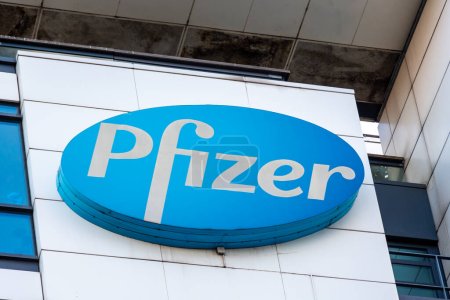 Téléchargez les photos : Montrouge, France - 18 novembre 2022 : Panneau de logo au-dessus du bâtiment abritant le siège de Pfizer France. Pfizer est une société pharmaceutique américaine présente dans le monde entier - en image libre de droit
