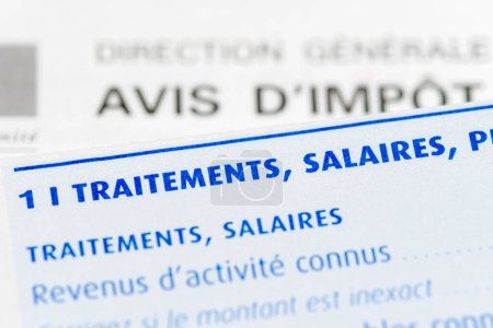 Téléchargez les photos : Impôts en France : Détail d'une déclaration de revenus française avec un gros plan sur la rubrique salaires et traitements - en image libre de droit