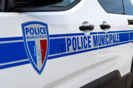 Foto de Biarritz, Francia - 25 de diciembre de 2022: Acercamiento de una marca "Police municipale" escrita en francés al lado de un patrullero municipal en Francia - Imagen libre de derechos