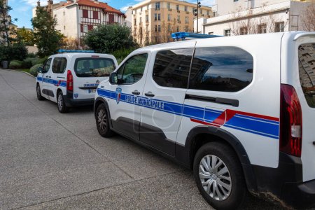 Foto de Biarritz, Francia - 25 de diciembre de 2022: Patrulla municipal de policía y vehículos de intervención estacionados en la calle - Imagen libre de derechos