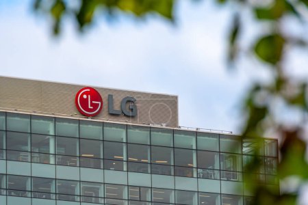 Téléchargez les photos : Courbevoie, France - February 2, 2023: Exterior view of the headquarters of LG Electronics France, a French subsidiary of the Korean group LG, specialized in electronics, telecoms and chemicals - en image libre de droit