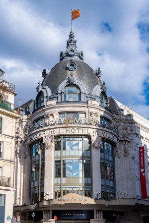 Foto de París, Francia - 26 de febrero de 2023: Detalle de la fachada del Bazar de l 'Hotel de Ville, rebautizado BHV Marais desde 2013, un gran almacén parisino situado en el 4º distrito de París, Francia - Imagen libre de derechos