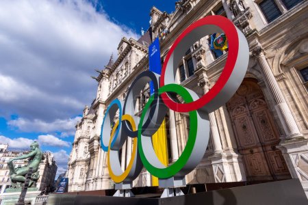 Téléchargez les photos : Paris, France - February 26, 2023: Olympic rings in front of the facade of the town hall of Paris, France, the city hosting and organizing the sports competitions of the summer olympic games in 2024 - en image libre de droit