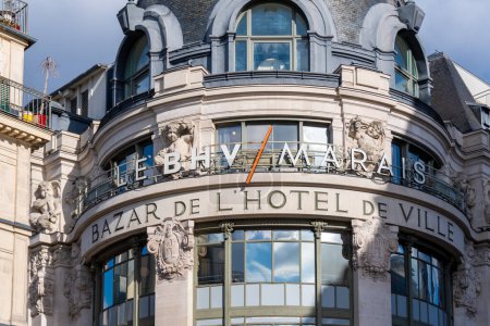 Foto de París, Francia - 26 de febrero de 2023: Detalle de la fachada del Bazar de l 'Hotel de Ville, rebautizado BHV Marais desde 2013, un gran almacén parisino situado en el 4º distrito de París, Francia - Imagen libre de derechos