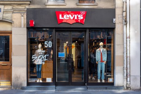 Téléchargez les photos : Paris, France - 27 février 2023 : Vue extérieure d'un magasin Levi. Levi Strauss and co est une entreprise américaine de vêtements connue dans le monde entier pour ses célèbres jeans bleus - en image libre de droit