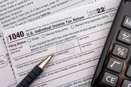Foto de US individual Income tax return document. People have to complete the form 1040 every year to declare their income from the previous year to the Internal Revenue Service of the Department of Treasury - Imagen libre de derechos