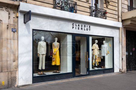 Téléchargez les photos : Paris, France - 23 mars 2023 : Vue extérieure d'une boutique Claudie Pierlot, une entreprise française de mode féminine créée en 1984 par la créatrice Claudie Pierlot - en image libre de droit