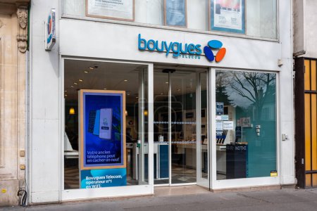 Foto de París, Francia - 23 de marzo de 2023: Vista exterior de una boutique Bouygues Telecom, filial del grupo Bouygues, operador de telefonía móvil francés y uno de los principales proveedores de servicios de Internet en Francia - Imagen libre de derechos