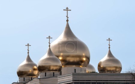 Téléchargez les photos : Paris, France - 29 mars 2023 : Dômes d'or de la cathédrale orthodoxe russe Holy Trinity située quai Branly à Paris, France - en image libre de droit