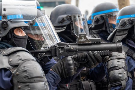 Foto de París, Francia - 6 de abril de 2023: La policía francesa utiliza una pistola antidisturbios LBD de 40 mm, una especie de arma menos letal que lanza bolas de goma destinadas a ser utilizadas contra manifestantes o multitudes agresivas - Imagen libre de derechos
