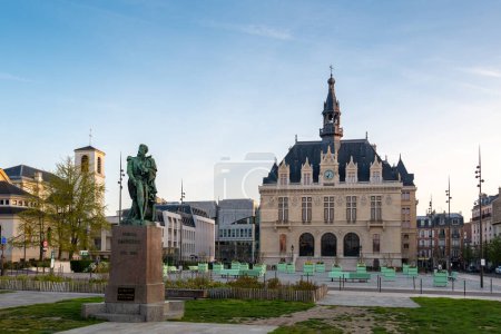 Foto de Vincennes, Francia - 9 de abril de 2023: Estatua del General Daumesnil y ayuntamiento de Vincennes, Francia. Vincennes es una ciudad situada en el departamento de Val-de-Marne en la región de Ile-de-France al este de París. - Imagen libre de derechos