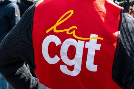 Téléchargez les photos : Paris, France - 13 avril 2023 : Gros plan sur le logo de l'organisation syndicale française CGT (Confédération générale du travail) imprimé sur un gilet rouge photographié lors d'une manifestation - en image libre de droit