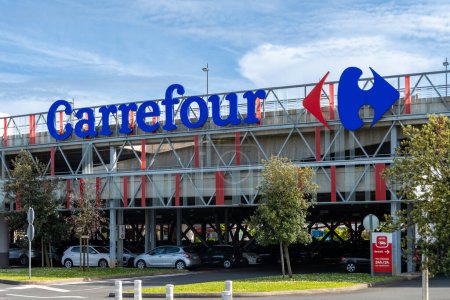 Foto de Anglet, Francia - 26 de abril de 2023: Signo comercial y logotipo del hipermercado Carrefour ubicado en el centro comercial BAB2 en Anglet, Francia - Imagen libre de derechos