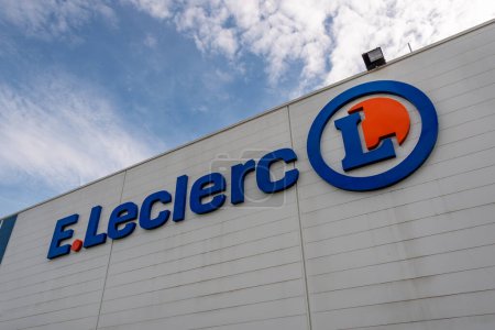 Téléchargez les photos : Anglet, France - 26 avril 2023 : Panneau commercial et logo d'un magasin E.Leclerc (alias Leclerc), un groupe coopératif et une chaîne d'hypermarchés d'origine française - en image libre de droit